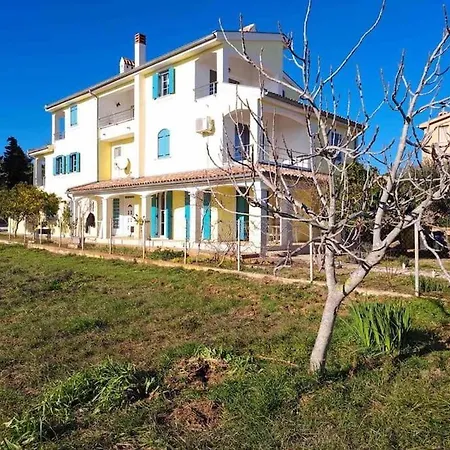 Apartment Laurus Premantura Exterior photo